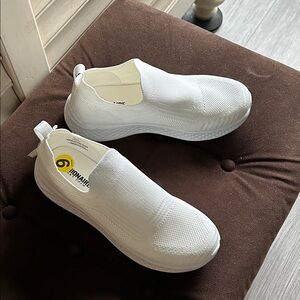 Cushionaire Dorsy Memory Foam White Slip-On Women's Sneakers Sz 9